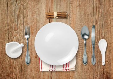 Boş levha ile ahşap masa