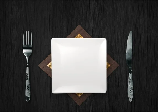 Ξύλινο τραπέζι με άδειο πιάτο — Φωτογραφία Αρχείου