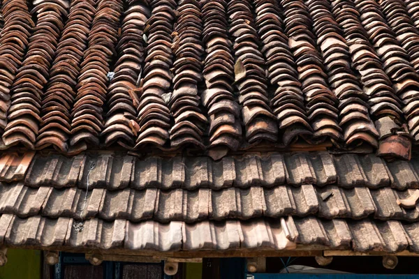 Alte Braune Ziegel Auf Dem Dach Des Hauses Altes Hausdach — Stockfoto