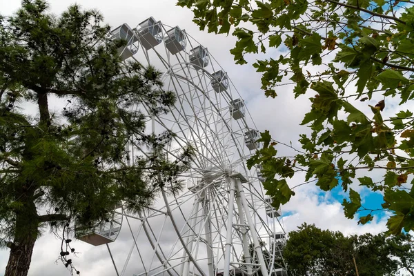 Колесо Ферріса на тлі неба в парку розваг Геленджика.. — стокове фото