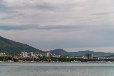 Dağlara karşı güneydeki Gelendzhik tatil köyünün manzarası.