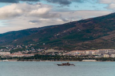 Dağlara karşı güneydeki Gelendzhik tatil köyünün manzarası.