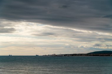 Dağlara karşı güneydeki Gelendzhik tatil köyünün manzarası.