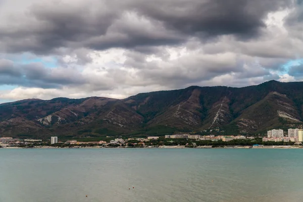 Вид на южный курортный город Геленджик против гор . — стоковое фото