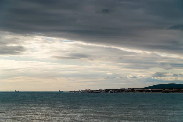 Uitzicht op de zuidelijke badplaats Gelendzhik tegen de bergen. — Stockfoto