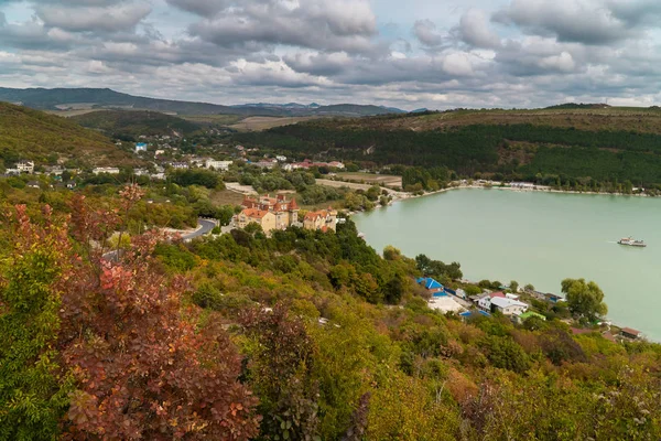 Meer Abrau en zijn attracties in de buurt van Novorossiysk. — Stockfoto