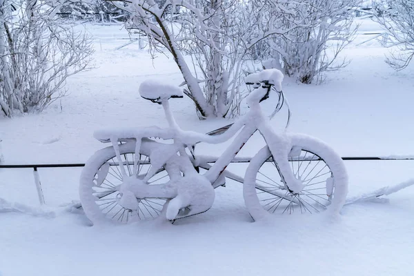 Después de una nevada muy fuerte en el patio de Kronstadt se mantuvo bicicleta cubierta de nieve . —  Fotos de Stock
