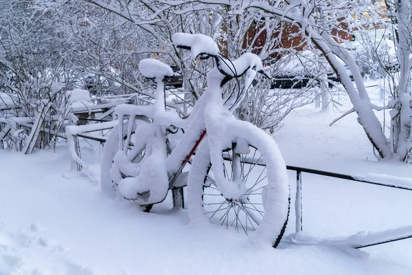 Después de una nevada muy fuerte en el patio de Kronstadt se mantuvo bicicleta cubierta de nieve . —  Fotos de Stock