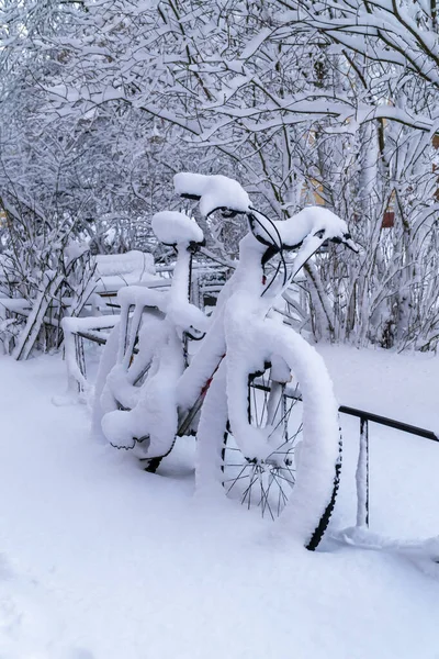 Après une très forte chute de neige dans la cour de Kronstadt est resté vélo couvert de neige . — Photo