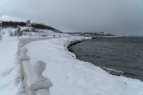 Vistas de invierno del terraplén de la ciudad de Severomorsk . —  Fotos de Stock