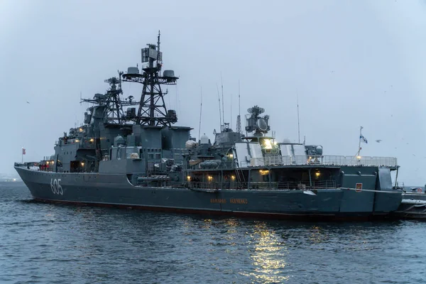 Buque de guerra en el muelle de la ciudad de Severomorsk . — Foto de Stock