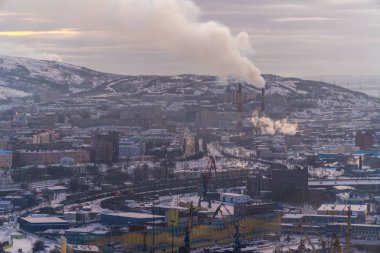 Murmansk civarındaki yüksek tepelerden şehrin ve Kola Körfezi 'nin kış manzarası.