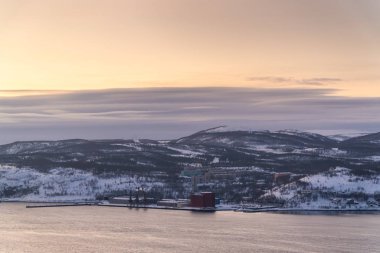 Murmansk civarındaki yüksek tepelerden şehrin ve Kola Körfezi 'nin kış manzarası.