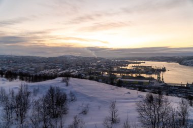 Murmansk civarındaki yüksek tepelerden şehrin ve Kola Körfezi 'nin kış manzarası.