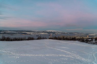 Murmansk civarındaki yüksek tepelerden şehrin ve Kola Körfezi 'nin kış manzarası.
