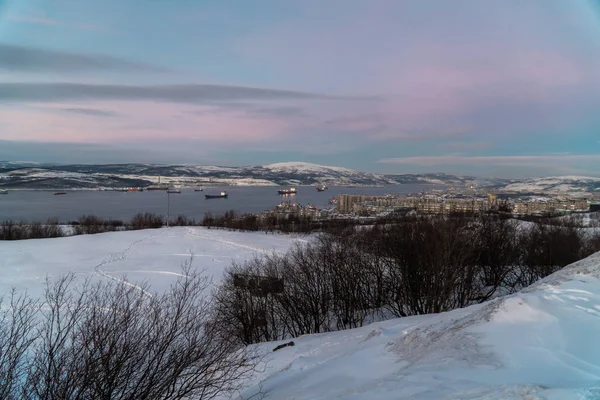 从穆尔曼斯克附近的高山上俯瞰该市和科拉湾的冬季景色. — 图库照片