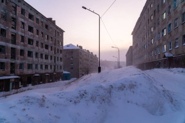 Polyarny şehrinin çevresindeki bölge ve manzaraların kış manzarası.