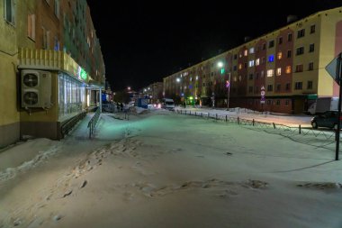 Polyarny şehrinin çevresindeki bölge ve manzaraların kış manzarası.