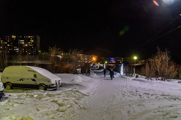 Vistas invernales de los barrios y paisajes de los alrededores de la ciudad de Polyarny . — Foto de Stock