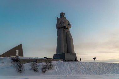 Ocak ayında olduğu gibi, Murmansk 'taki Kuzey Kutbu savunucularının anıtı.