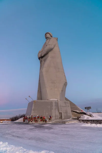 Monumento a los defensores del Ártico en Murmansk, como se ve en enero . — Foto de Stock