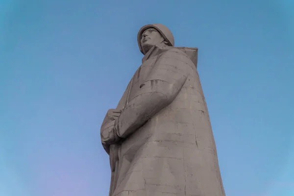 Monument voor de verdedigers van het noordpoolgebied in Moermansk, zoals het er in januari uitziet. — Stockfoto