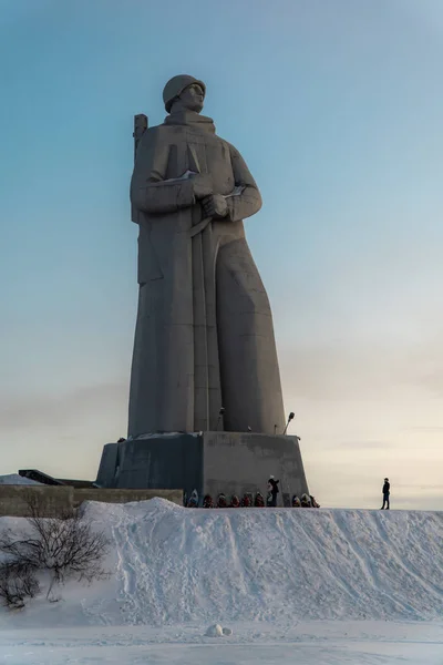 Памятник защитникам Арктики в Мурманске, как он выглядит в январе . — стоковое фото