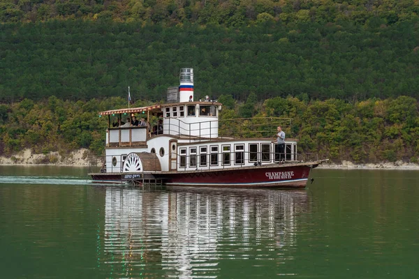Pleasure boat Champagne on the picturesque lake Abrau in the vicinity of Novorossiysk. — Stock Photo, Image