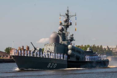 - Rusya. Kronshtadt. Küçük roket gemisi Chuvashia, 1241 numaralı proje Donanma geçit töreni sırasında Kronstadt yakınlarında geçiyor. 25 Temmuz 2019.