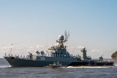 - Rusya. Kronshtadt. Küçük bir denizaltı gemisi Urengoy, Donanma geçit töreni sırasında Kronstadt yakınlarında 1331 metre geçidi gösteriyor. 25 Temmuz 2019.