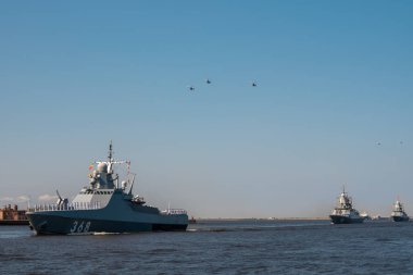 - Rusya. Kronshtadt. Donanma geçit töreni provası sırasında Kronstadt yakınlarındaki 22160 nolu projenin devriye gemisi Vasily Bykov geçidi. 25 Temmuz 2019.