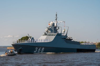 - Rusya. Kronshtadt. Donanma geçit töreni provası sırasında Kronstadt yakınlarındaki 22160 nolu projenin devriye gemisi Vasily Bykov geçidi. 25 Temmuz 2019.