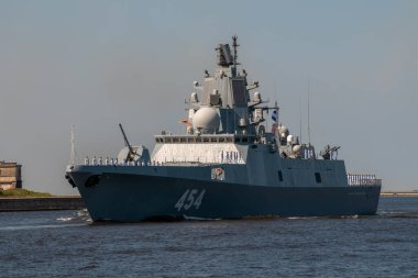 Donanma geçidi provası sırasında Kronstadt yakınlarında, Sovyetler Birliği Donanması Donanması Donanması Donanma Amirali Gorshkov 'un 22350 geçiş izni. 25 Temmuz 2019.
