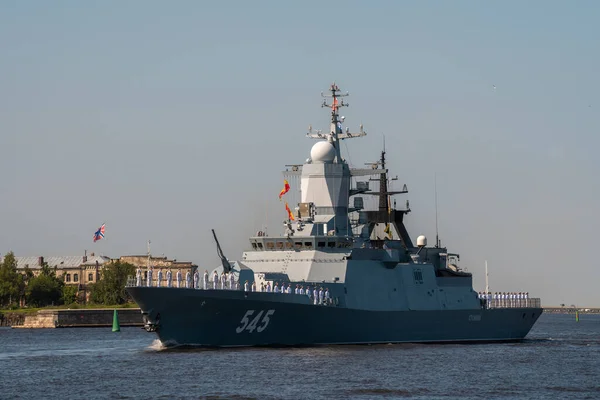 Военный корвет STOIKIY проекта 20380 проходит возле Кронштадта во время репетиции военно-морского парада. Июль 25, 2019 . — стоковое фото