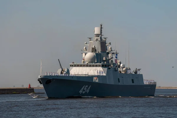 Het militaire fregat Admiraal van de Vloot van de Sovjet-Unie Gorsjkov project 22350 passeert nabij Kronstadt tijdens de repetitie van de parade van de marine. 25 juli 2019. — Stockfoto