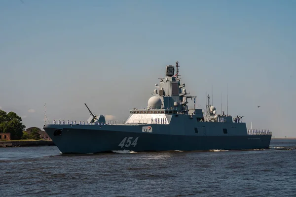 Het militaire fregat Admiraal van de Vloot van de Sovjet-Unie Gorsjkov project 22350 passeert nabij Kronstadt tijdens de repetitie van de parade van de marine. 25 juli 2019. — Stockfoto