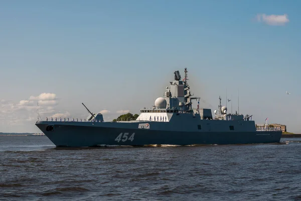 The military frigate Admiral of the Fleet of the Soviet Union Gorshkov project 22350 passes near Kronstadt during the rehearsal of the parade of the Navy. July 25, 2019. — Stock Photo, Image