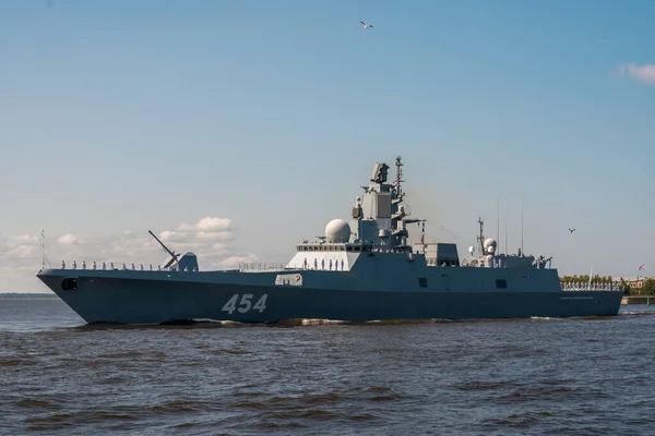 Военный фрегат "Адмирал флота Советского Союза" проект 22350 проходит под Кронштадтом во время репетиции парада ВМФ. Июль 25, 2019 . — стоковое фото