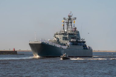 - Rusya. Kronshtadt. Donanma geçit töreni provası sırasında Kronstadt yakınlarındaki 775 numaralı projenin büyük çıkarma gemisi Minsk. 25 Temmuz 2019.