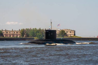 - Rusya. Kronshtadt. Donanma geçit töreninin provası sırasında Kronstadt yakınlarındaki 877 the project (77776x4 dizel dizel denizaltı) geçidi. 25 Temmuz 2019.