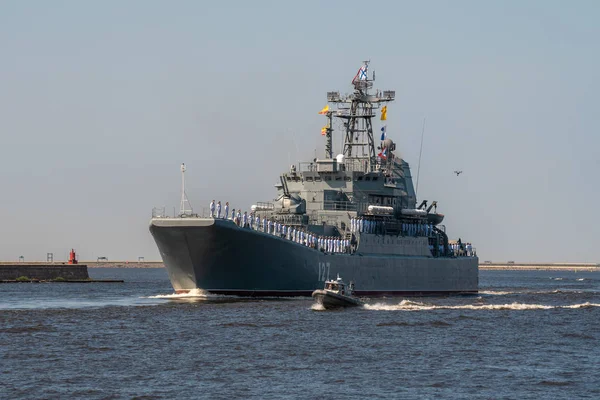 Rusko Kronshtadt Velká Přistávací Loď Minsk Projektu 775 Proplouvá Poblíž — Stock fotografie