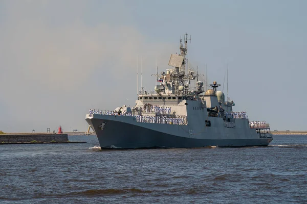 Он фрегат Таркаш индийского флота проходит возле Кронштадта во время репетиции военно-морского парада. Июль 25, 2019 . — стоковое фото