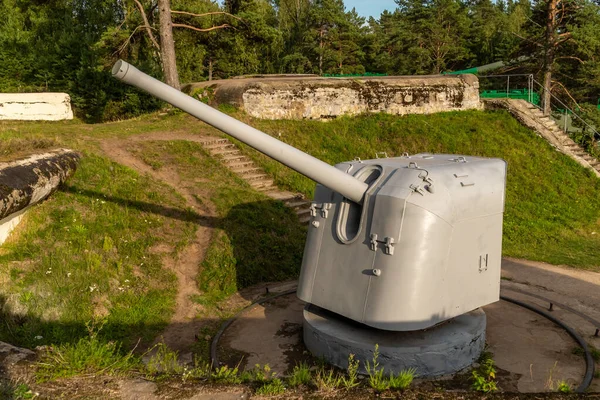 Enlevé d'un canon de navire de guerre de la Seconde Guerre mondiale dans le Musée en plein air au Fort Krasnaya Gorka — Photo