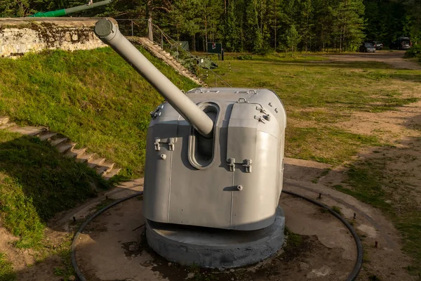 Removed from a warship gun from the 2nd World war in the open-air Museum at the Fort Krasnaya Gorka — Stock Photo, Image