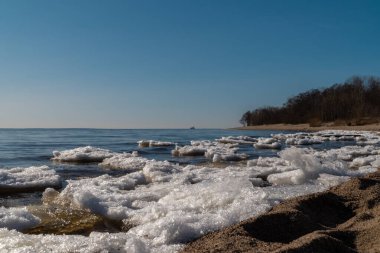 - Rusya. Saint-Petersburg 'da. Buz kalıntıları ve ilkbaharın başlarında Kronstadt 'ın güney kıyısından Finlandiya Körfezi manzarası.