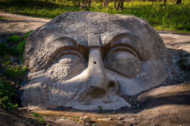 Lomonosov Üniversitesi Parkı 'ndaki şövalyenin heykeli..