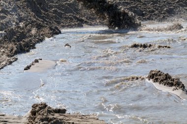 Endüstriyel sulardaki kum ve çamur, yüzeysel alan derinliğine dikkat edin.