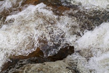 Temiz dağ suyunun soyutlanması, yüzeysel alan derinliğine dikkat edin