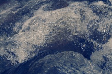 Temiz dağ suyunun soyutlanması, yüzeysel alan derinliğine dikkat edin