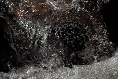 Temiz dağ suyunun soyutlanması, yüzeysel alan derinliğine dikkat edin